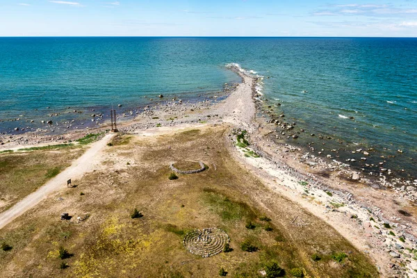 Kényelmes beach, a Balti-tenger, a sziklák és a zöld vegetat — Stock Fotó