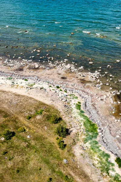 Praia confortável do mar baltico com rochas e vegetat verde — Fotografia de Stock