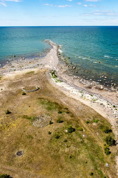 Kényelmes beach, a Balti-tenger, a sziklák és a zöld vegetat — Stock Fotó