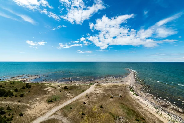 Playa confortable del mar báltico con rocas y vegetación verde — Foto de Stock
