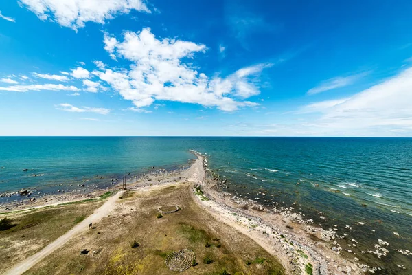 Komfortowe plaży Morza Bałtyckiego, z skał i zieloną roślinnością — Zdjęcie stockowe