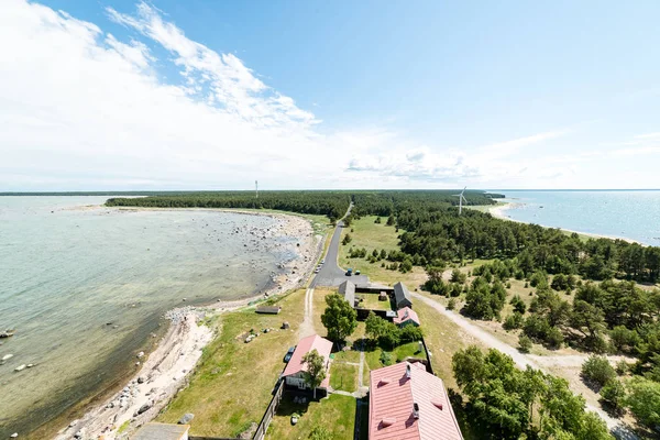 Komfortowe plaży Morza Bałtyckiego, z skał i zieloną roślinnością — Zdjęcie stockowe