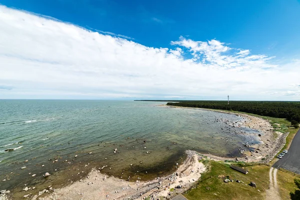 Kényelmes beach, a Balti-tenger, a sziklák és a zöld vegetat — Stock Fotó