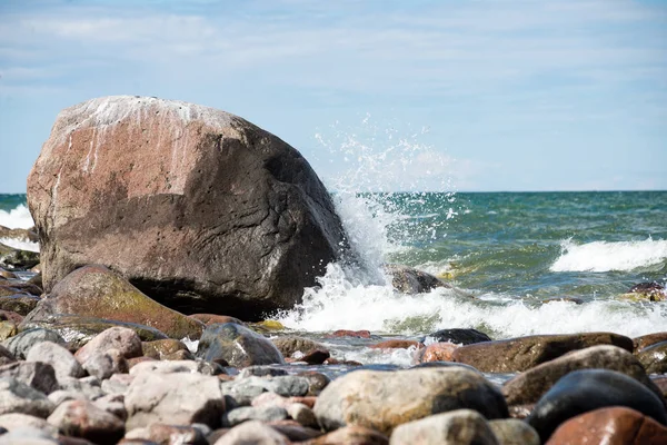 Bekväma stranden av Östersjön med vatten kraschar på r — Stockfoto