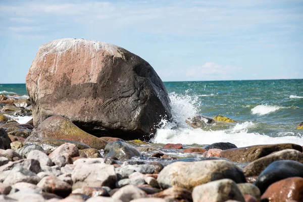 Playa confortable del mar báltico con el agua estrellándose en el r —  Fotos de Stock