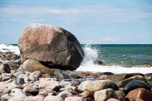 Playa confortable del mar báltico con el agua estrellándose en el r —  Fotos de Stock