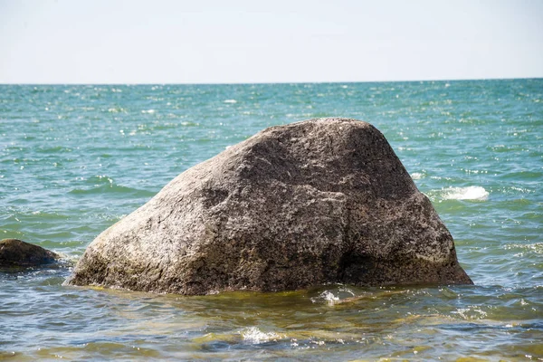 Comfortable beach of the baltic sea with rocks and green vegetat — Stock Photo, Image