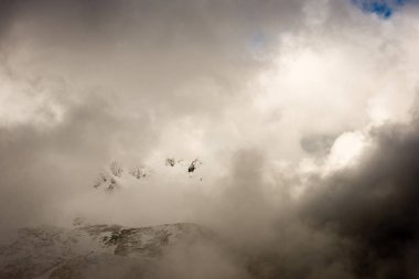 soğuk sabah kış kar ve mavi doğal ile dağlarda