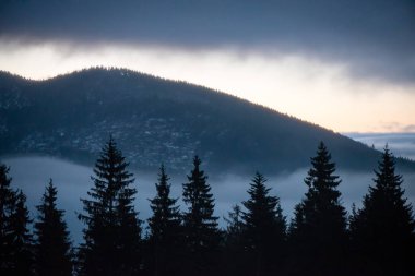 soğuk sabah kış kar ve mavi doğal ile dağlarda