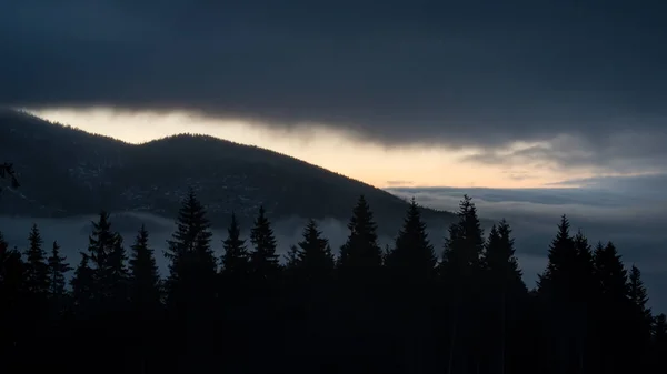 Soğuk sabah kış kar ve mavi doğal ile dağlarda — Stok fotoğraf