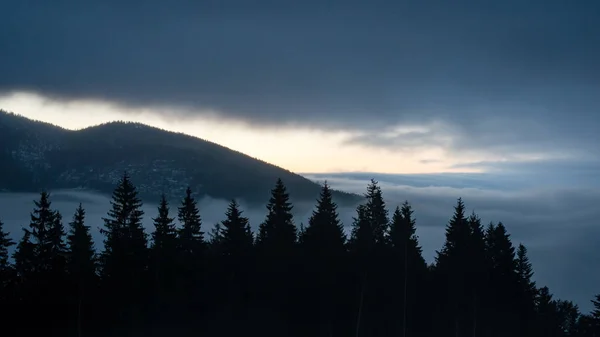 Soğuk sabah kış kar ve mavi doğal ile dağlarda — Stok fotoğraf