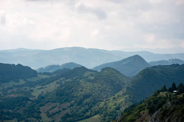 Kleurrijke landschap weergave in de Karpaten — Stockfoto