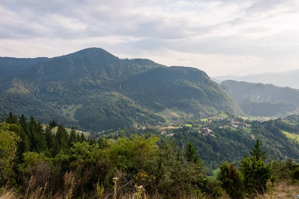 Kleurrijke landschap weergave in de Karpaten — Stockfoto