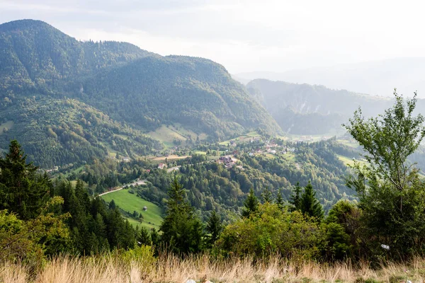 Kleurrijke landschap weergave in de Karpaten — Stockfoto