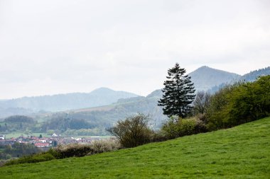 Yukarıdan küçük şehir manzaralı