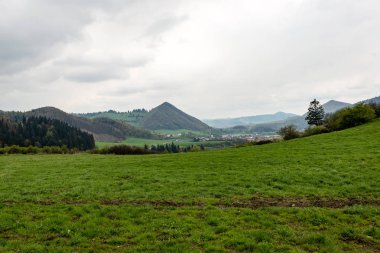 Yukarıdan küçük şehir manzaralı