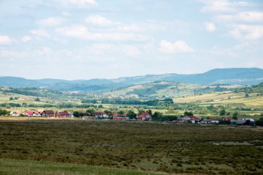 Yukarıdan küçük şehir görünümünde Romanya