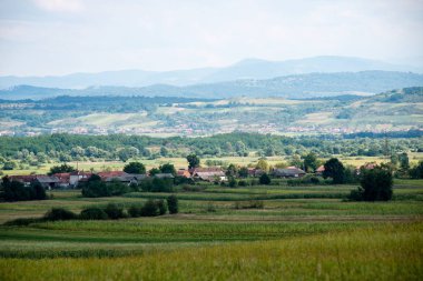Yukarıdan küçük şehir görünümünde Romanya