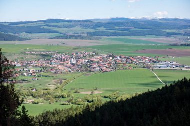 Yukarıdan küçük şehir manzaralı