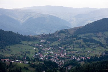 Yukarıdan küçük şehir görünümünde Romanya