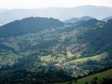 Yukarıdan küçük şehir görünümünde Romanya