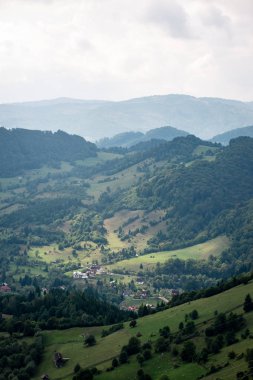 Yukarıdan küçük şehir görünümünde Romanya