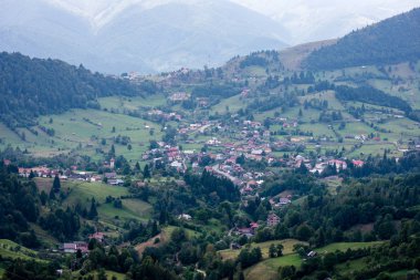 Yukarıdan küçük şehir görünümünde Romanya
