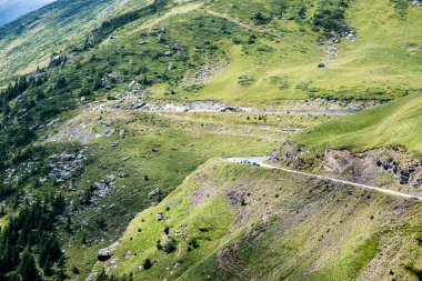 Yukarıdan küçük şehir görünümünde Romanya