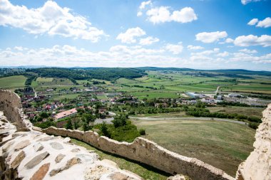 Yukarıdan küçük şehir manzaralı
