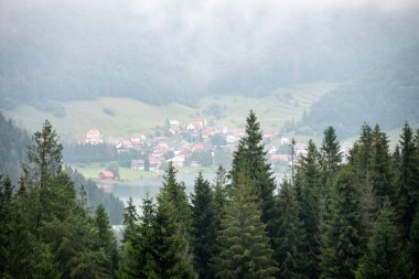 Yukarıdan küçük şehir görünümünde Romanya