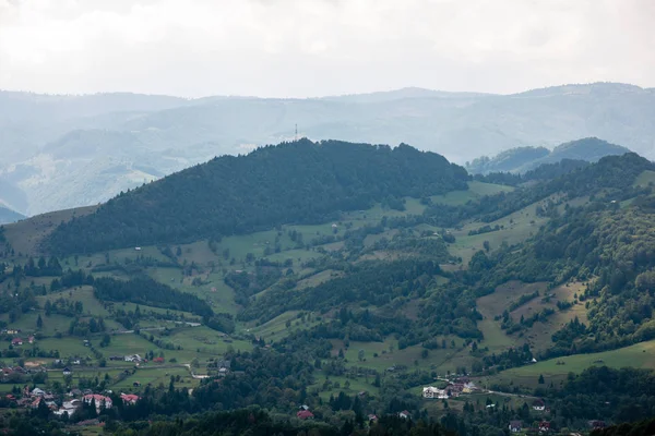 Piccola città vista dall'alto in Romania — Foto Stock