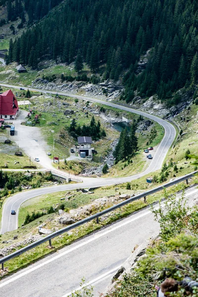 Uitzicht op de kleine stad van bovenaf in Roemenië — Stockfoto