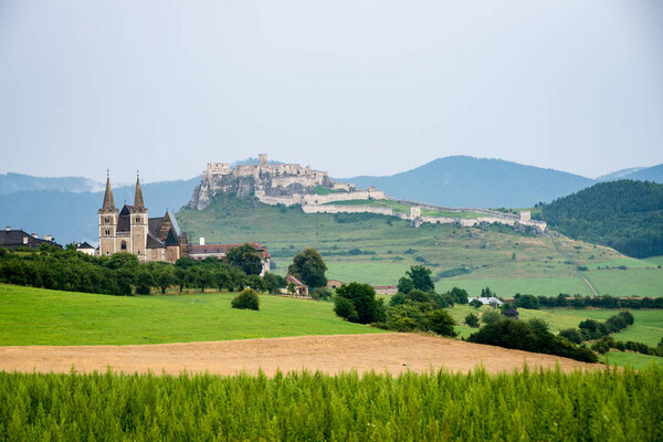 вид на старую крепость издалека
