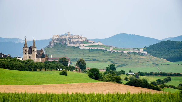 вид на старую крепость издалека
