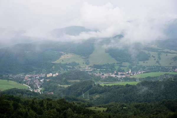 Piccola città vista dall'alto in Romania — Foto Stock