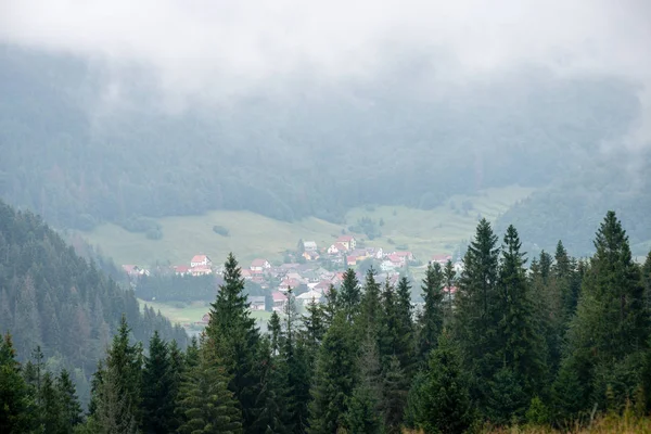 Widok na małe miasto z góry w Rumunii — Zdjęcie stockowe