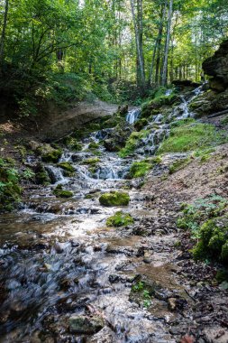Yaz aylarında kayalık şelale