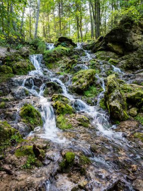 Yaz aylarında kayalık şelale
