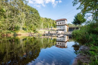 Yaz aylarında nehir üzerinde elektrik fabrikası