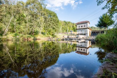 Yaz aylarında nehir üzerinde elektrik fabrikası