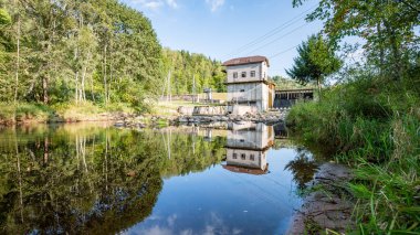 Yaz aylarında nehir üzerinde elektrik fabrikası