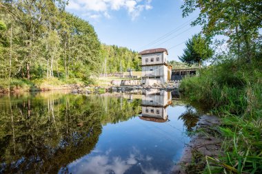 Yaz aylarında nehir üzerinde elektrik fabrikası
