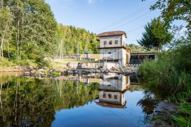 Yaz aylarında nehir üzerinde elektrik fabrikası