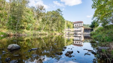 Yaz aylarında nehir üzerinde elektrik fabrikası