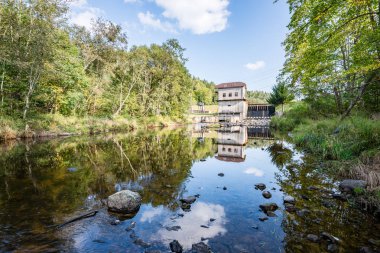 Yaz aylarında nehir üzerinde elektrik fabrikası