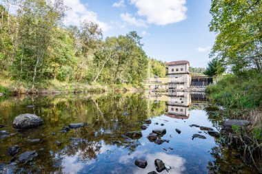 Yaz aylarında nehir üzerinde elektrik fabrikası