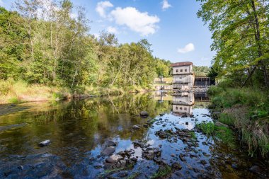 Yaz aylarında nehir üzerinde elektrik fabrikası