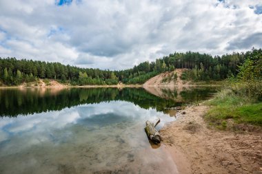 Yaz aylarında bulutların yansımaları ile sakin göl