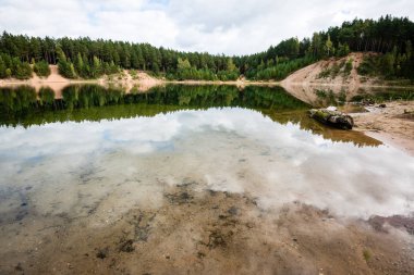 Yaz aylarında bulutların yansımaları ile sakin göl