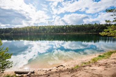 Yaz aylarında bulutların yansımaları ile sakin göl